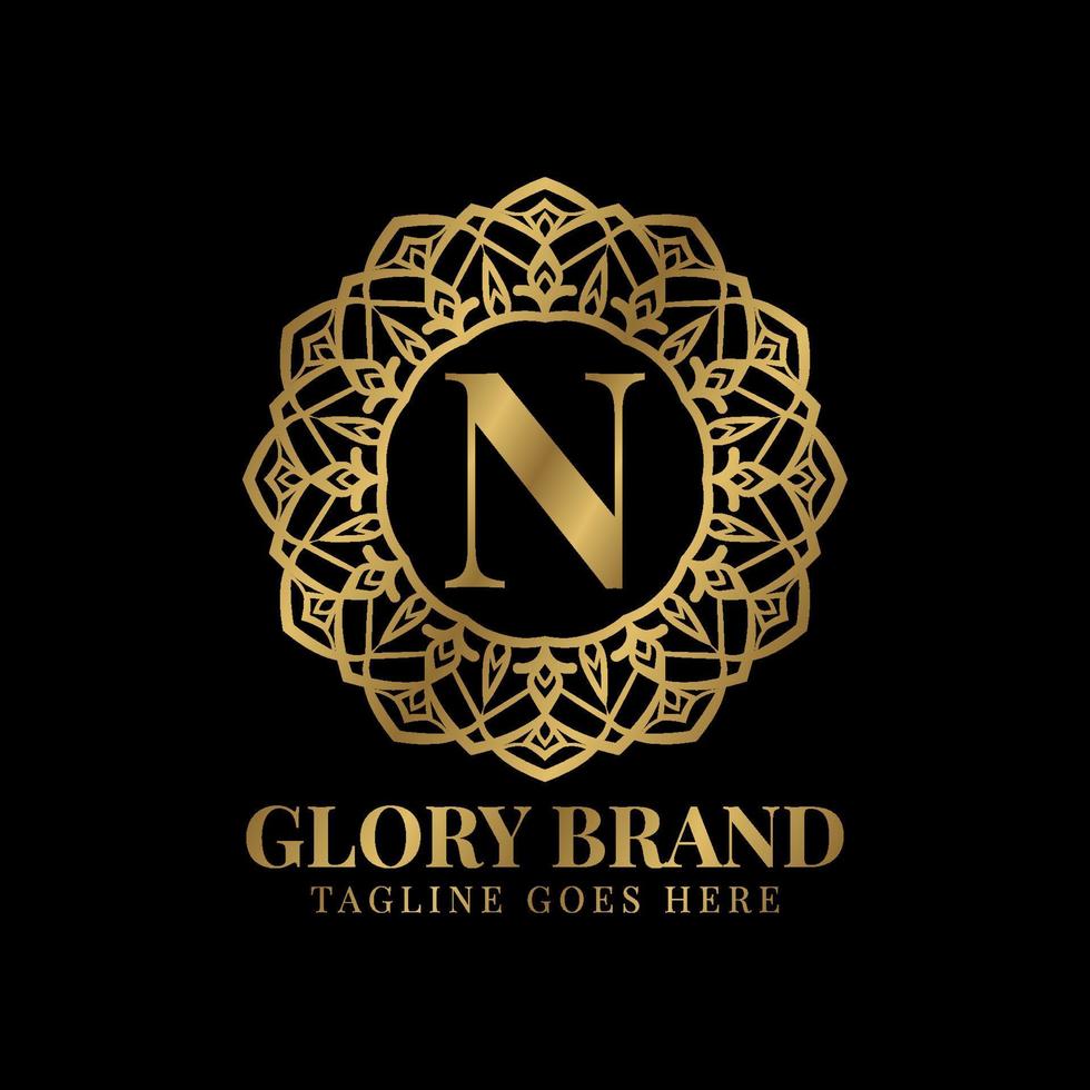 bokstaven n glory mandala vintage gyllene färg lyx vektor logotyp design
