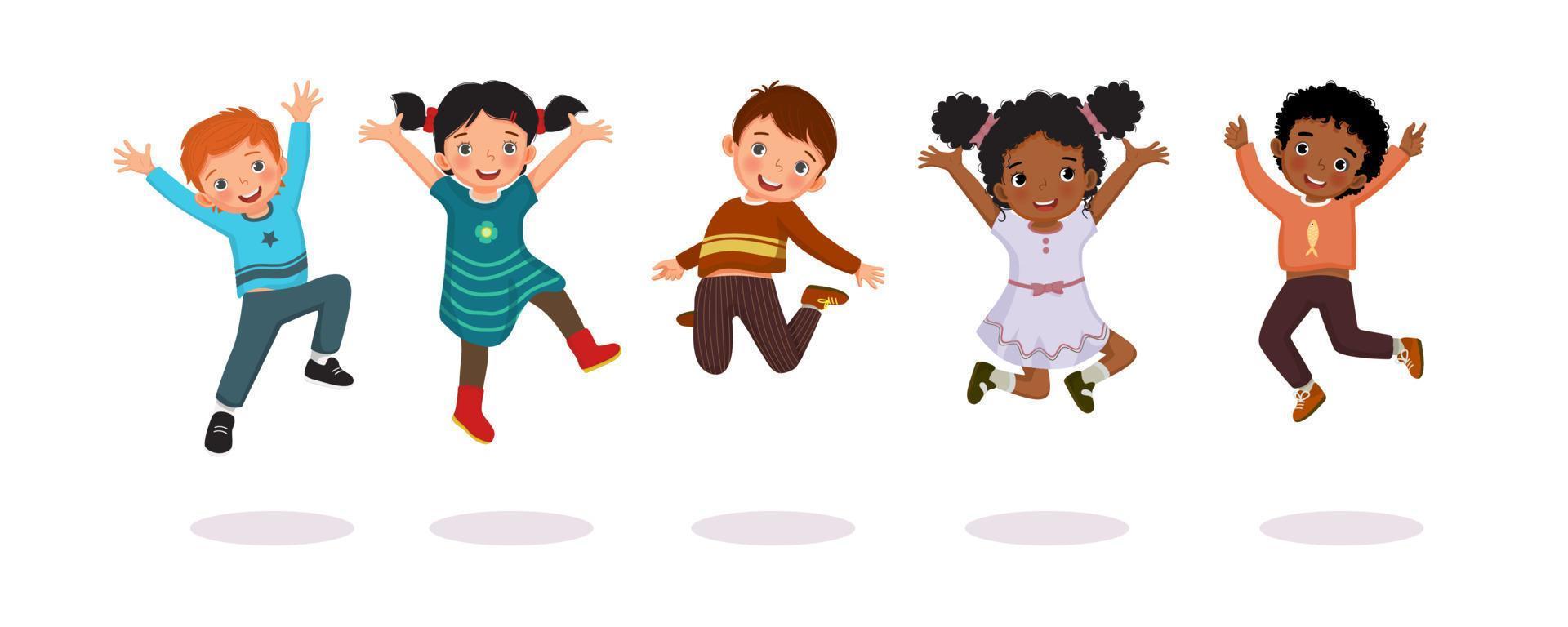 grupp glada barn hoppar tillsammans glatt med händerna upp i luften. vektor av aktiva små barn, pojkar och flickor, ha kul visar olika action poser.
