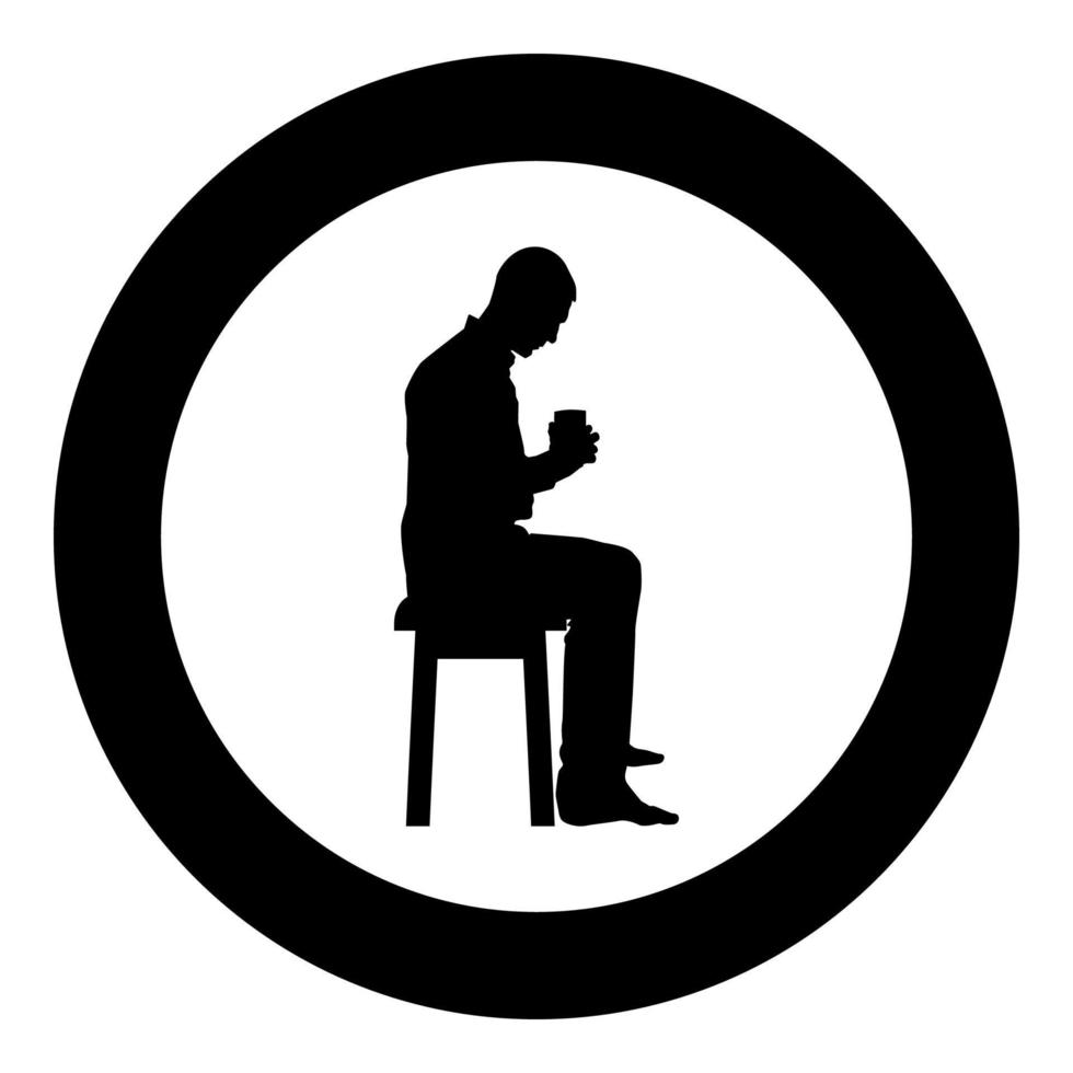 Mann, der Becher hält und den Inhalt im Inneren betrachtet, während er auf dem Hocker sitzt Konzept der Ruhe und des Komforts zu Hause Symbol schwarze Farbe Vektor im Kreis rundes Bild im flachen Stil