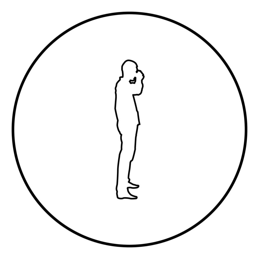 Mann trinkt aus Becher stehendes Symbol Umriss schwarzer Farbvektor im Kreis rundes Bild im flachen Stil vektor
