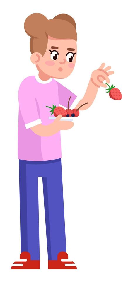Aufgeregtes kleines Mädchen mit halbflacher RGB-Farbvektorillustration der Erdbeere. stehende Figur. person, die am kochkurs für kinder teilnimmt, isolierte zeichentrickfigur auf weißem hintergrund vektor