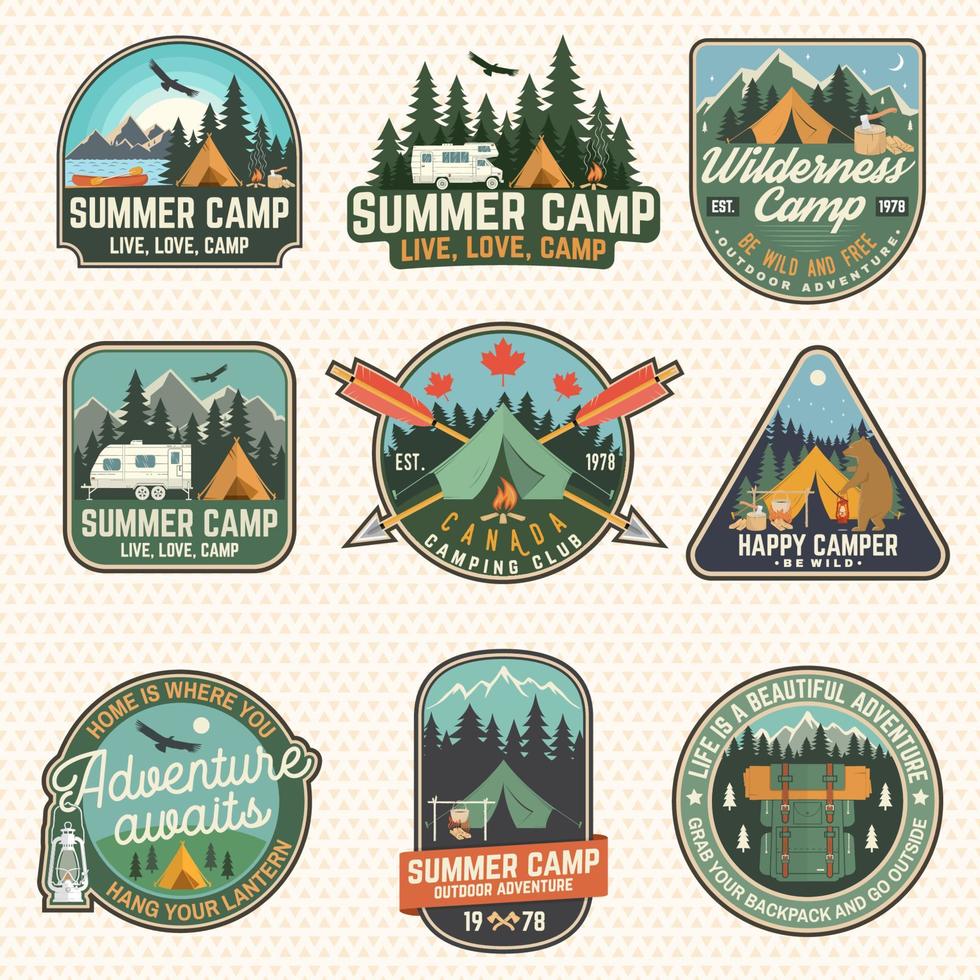 Reihe von Patches für das Sommercamp. Vektor. konzept für hemd, stempel, bekleidung oder t-stück. Vintage-Design mit Laterne, Taschenmesser, Campingzelt, Axt, Berg, Lagerfeuer und Waldsilhouette. vektor