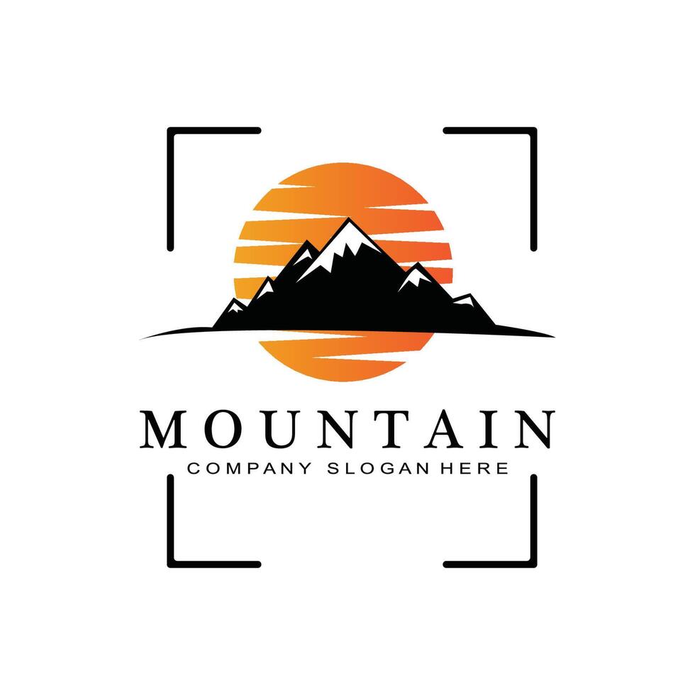 Logo-Vektordesign mit Bergblick bei Sonnenaufgang für Naturabenteuer im Freien vektor