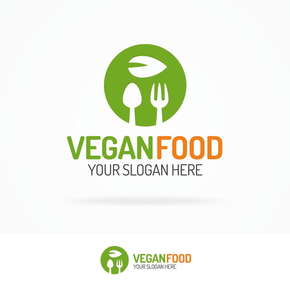 Logo-Set für vegane Lebensmittel, bestehend aus Silhouettenlöffel, Gabel und Blatt auf grünem Kreis vektor
