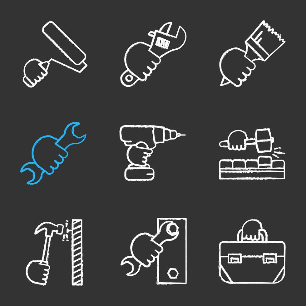 hände, die instrumentenkreideikonen eingestellt halten. Farbroller, Klempner, Bürste, Schraubenschlüssel, Elektroschrauber, Klumpenhammer, Werkzeugtasche. isolierte vektortafelillustrationen vektor