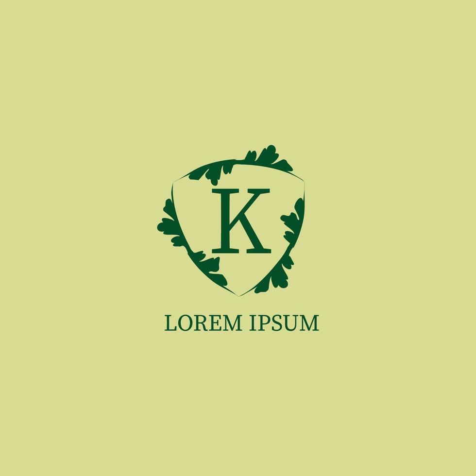 bokstaven k alfabetisk logotyp formgivningsmall isolerad på grön beige färg. dekorativa blommiga sköld tecken illustration. naturvakt, säkerhetslogotyp koncept. vektor