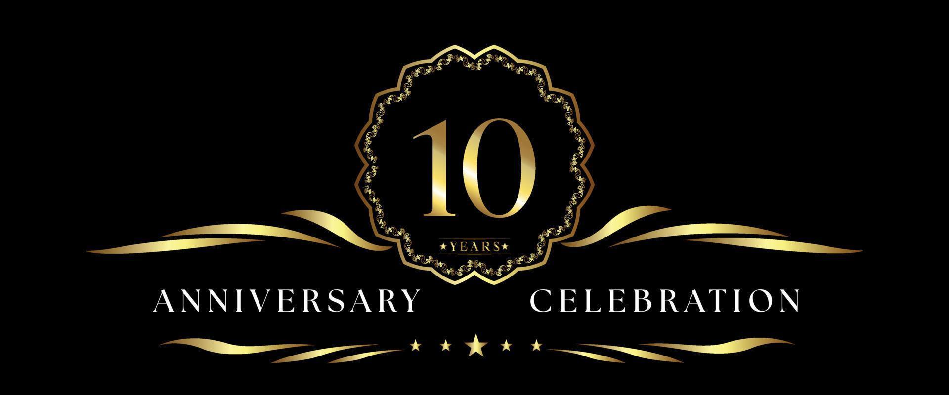 10 års jubileumsfirande med guld dekorativ ram isolerad på svart bakgrund. vektordesign för gratulationskort, födelsedagsfest, bröllop, fest, ceremoni. 10 års jubileumslogga. vektor