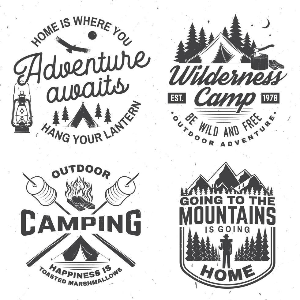 glad campare. vektor. koncept för skjorta eller logotyp, tryck, stämpel. vintage design med lykta, campingtält, lägereld, skogsstuga, söta marshmallows på pinne, berg och skog siluett. vektor