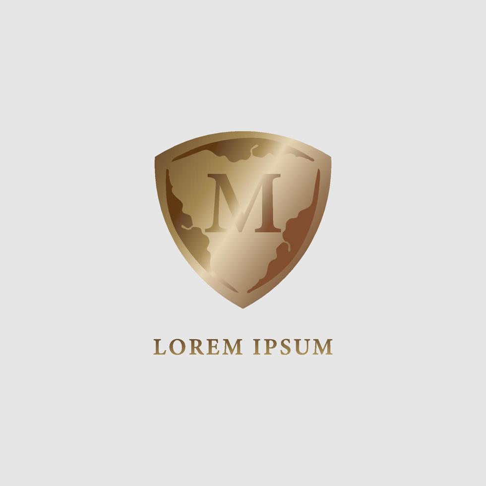 bokstaven m alfabetet logotyp formgivningsmall isolerad på ljusgrå bakgrund. lyxiga guld dekorativa sköld tecken illustration. säkerhet, skydd logotyp koncept. första abjad företagets logotyp vektor