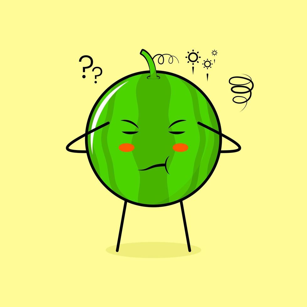 söt vattenmelon karaktär med tänkande uttryck, nära ögon och två händer på huvudet. grönt och gult. lämplig för uttryckssymbol, logotyp, maskot vektor