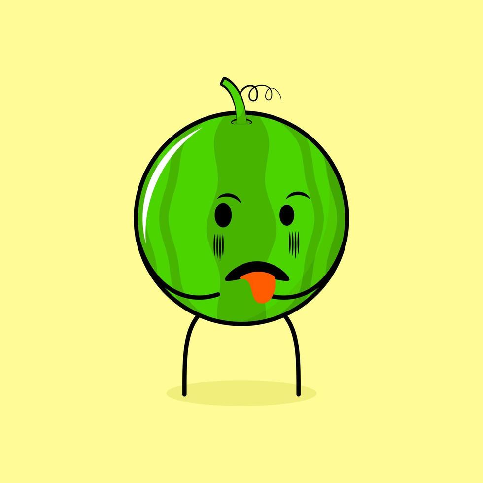süßer wassermelonencharakter mit ekelhaftem ausdruck und herausstehender zunge. grün und gelb. geeignet für Emoticon, Logo, Maskottchen vektor