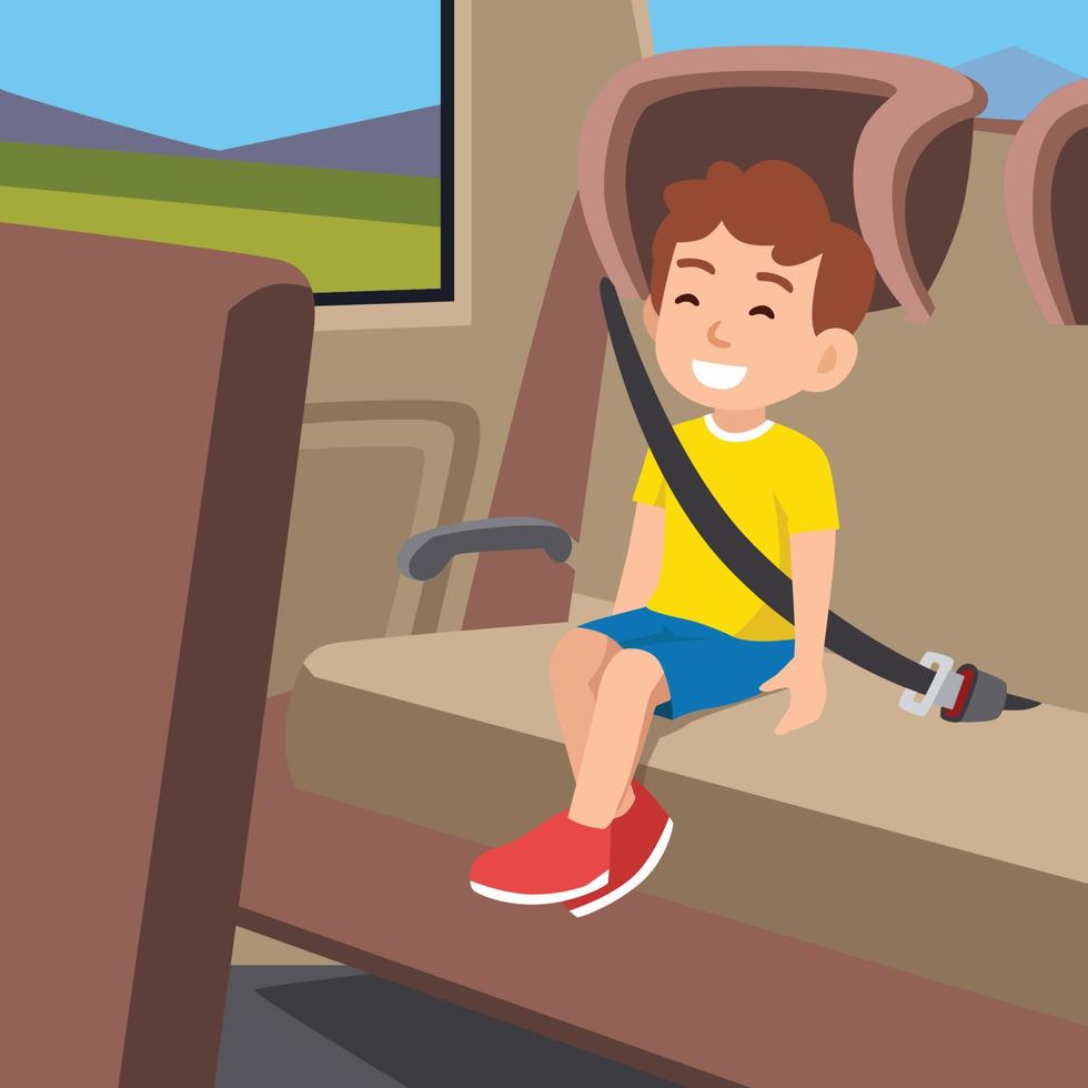 Süßer kleiner Junge lächelt und sitzt auf dem Rücksitz des Autos vektor