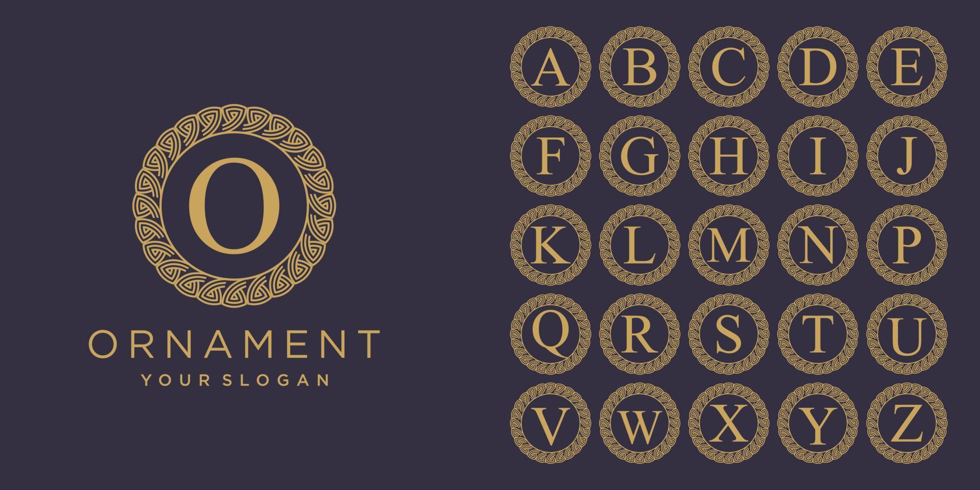 uppsättning av första bokstaven lyx prydnad monogram logotyp. dekorativ kronring set design. lyxiga silver initiala alfabetet logotyp formgivningsmall. vektor
