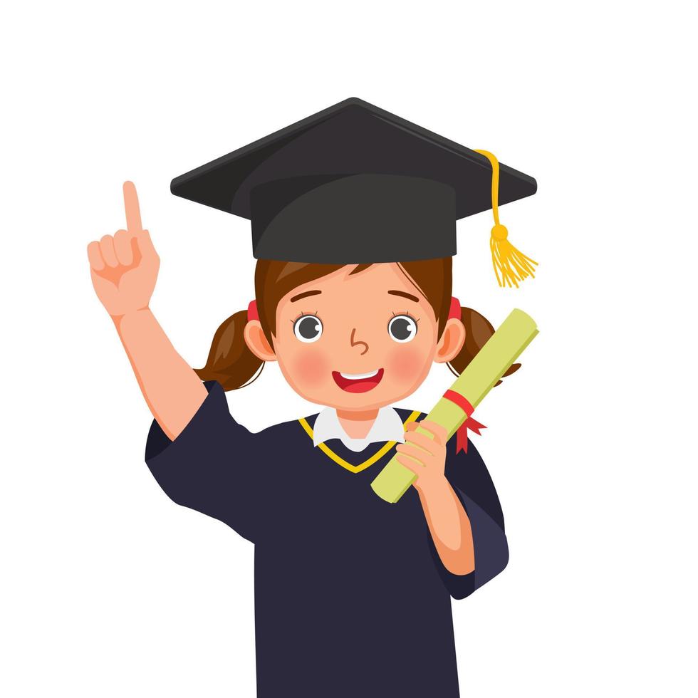 söt liten skolflicka i examen hatt och klänning håller diplomcertifikat pekar finger uppåt vektor