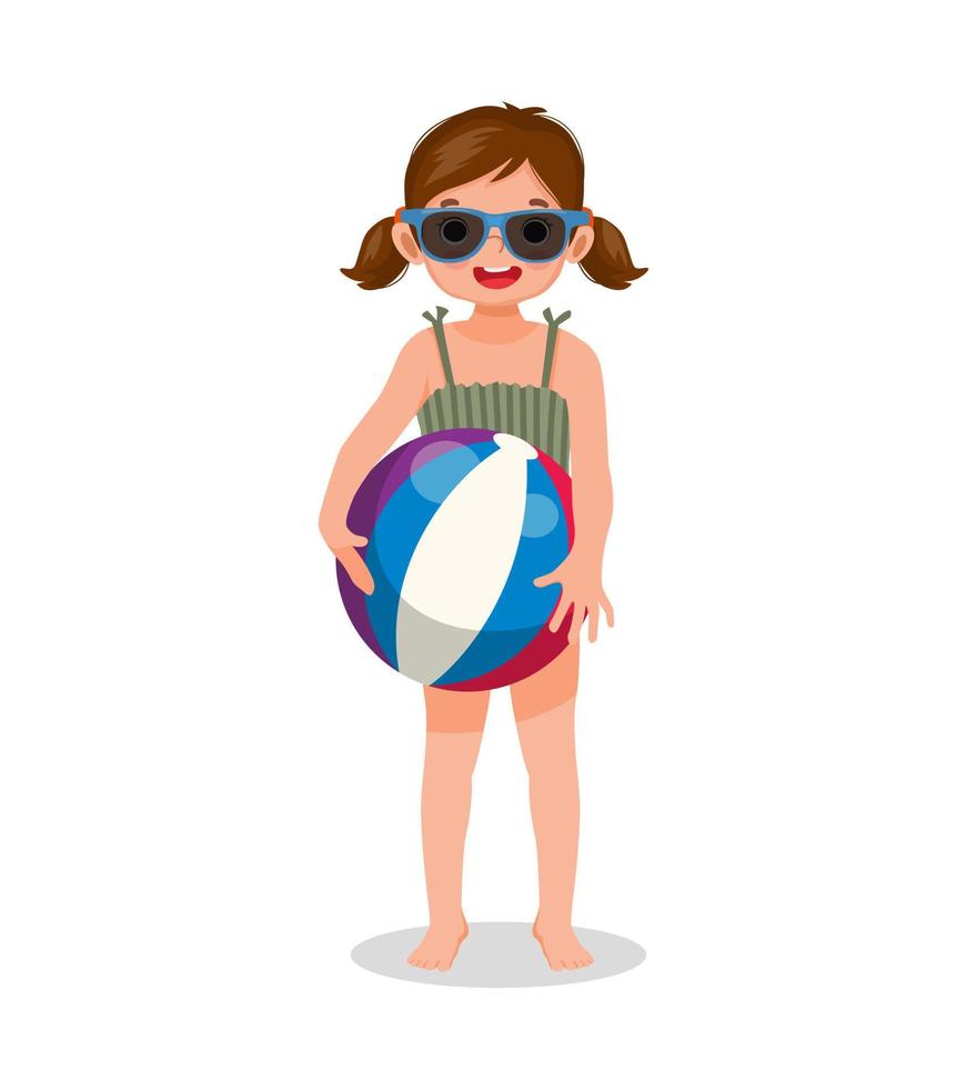 süßes kleines mädchen mit badeanzug und sonnenbrille, das einen aufblasbaren wasserball hält, der spaß im sommer hat vektor