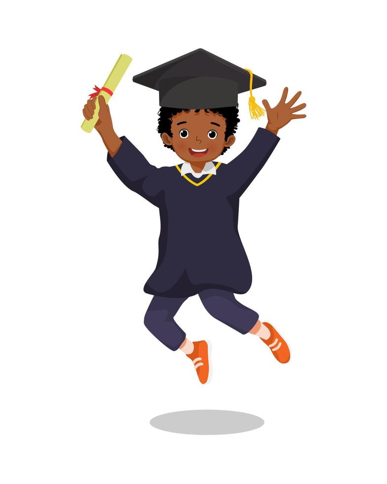 söt liten afrikansk pojkestudent i examensklänning med certifikatdiplom hoppar på glad examensdag vektor