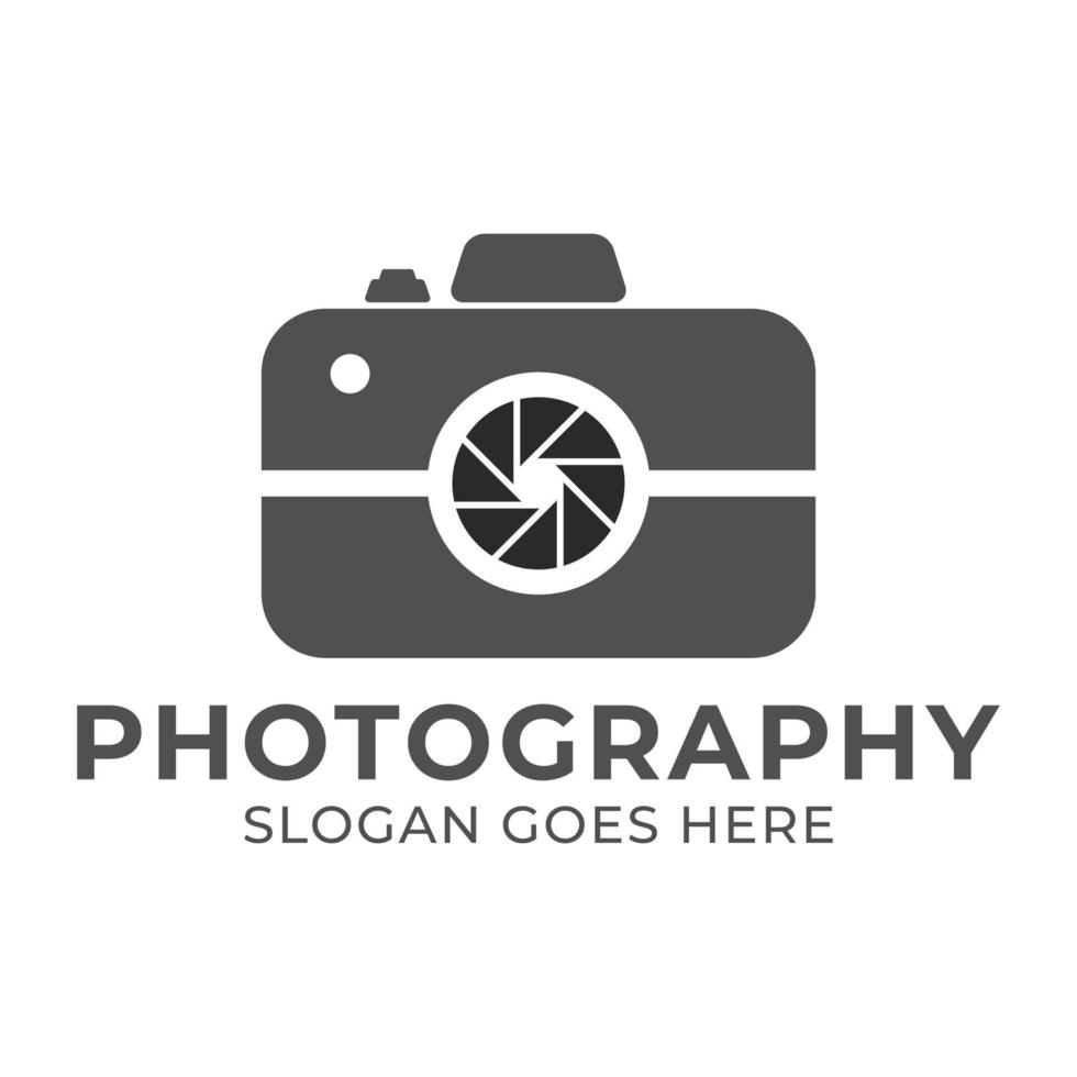 fotografi logotyp mall med kamera form på isolerad bakgrund vektor