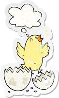 Cartoon-Vogel, der aus Ei und Gedankenblase schlüpft, als beunruhigter, abgenutzter Aufkleber vektor