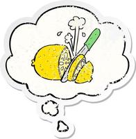 Cartoon geschnittene Zitrone und Gedankenblase als beunruhigter, abgenutzter Aufkleber vektor