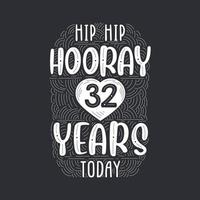 hipp hipp hurra 32 år idag, bokstäver för födelsedagsfest för inbjudan, gratulationskort och mall. vektor
