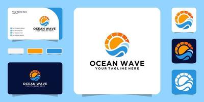 Strandwellen und Sonnenuntergang-Logo-Design mit Visitenkarte vektor