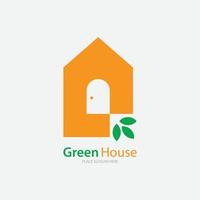 grönt hus vektor logotyp illustration perfekt bra för naturen logotyp byggnader platt färg stil orange och grönt.