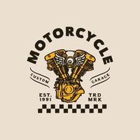 hand gezeichneter vintage-stil des motorrad- und garagenlogo-abzeichens vektor