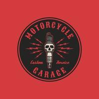handritad vintage stil av motorcykel och garage logotyp badge vektor