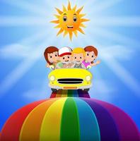 die Kinder, die auf einem Fahrzeug fahren, das durch den Regenbogen fährt