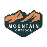 Mountain Outdoor-Abzeichen-Logo-Design vektor