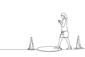 einzelne durchgehende strichzeichnung geschäftsfrau charakter, die per smartphone auf die straße schaute, sah kein offenes mannloch. Frau geht zur Geschäftsfalle. eine linie zeichnen grafikdesign-vektorillustration vektor