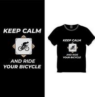 Bleib ruhig und fahre mit deinem Fahrrad-T-Shirt-Design vektor