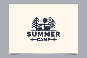 Sommercamp-Logo für jedes Unternehmen, insbesondere für Outdoor-Aktivitäten, Sommerferien, Sport, Abenteuer usw. vektor