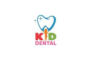 Kid Dental Logo mit einem Kind, das einen Zahn als Symbol hält. vektor