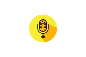 Pickleball-Podcast-Logo mit einer Kombination aus Ball und Mikrofon vektor