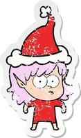 beunruhigter Aufkleber-Cartoon eines Elfenmädchens, das tragende Weihnachtsmannmütze anstarrt vektor