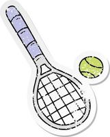 Distressed Sticker Cartoon Doodle Tennisschläger und Ball vektor