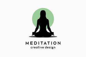 Meditationslogodesign, Silhouette einer Frau, die auf Punkthintergrund meditiert vektor