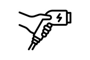 Hand, die das lineare schwarze Symbol für den Stecker des elektrischen Ladegeräts hält. Symbol für elektrische Transportladestecker. umweltfreundliches Ladezeichen für Elektrofahrzeuge. eps batteriebetriebenes ev transportstation eps logo vektor