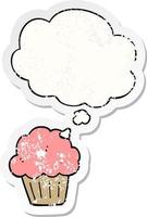 Cartoon-Muffin und Gedankenblase als beunruhigter, abgenutzter Aufkleber vektor