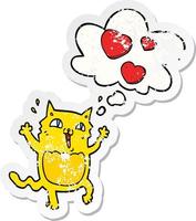 Cartoon-Katze verrückt in Liebe und Gedankenblase als beunruhigter, abgenutzter Aufkleber vektor