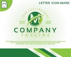 grön eco-logotyp med bokstaven m malldesign vektor