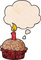 Cartoon-Geburtstags-Cupcake und Gedankenblase im Grunge-Texturmuster-Stil vektor