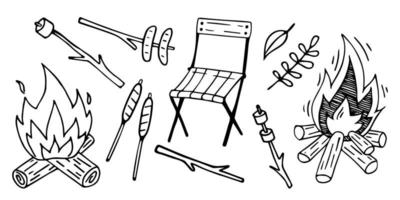 Vektor-Doodle-Set für Picknick. handgezeichnetes Lagerfeuer, Bratwürste und Marshmallow am Stiel. vektor