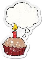 Cartoon-Geburtstags-Cupcake und Gedankenblase als beunruhigter, abgenutzter Aufkleber vektor
