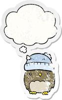 niedliche Cartoon-Eule mit Hut und Gedankenblase als beunruhigter, abgenutzter Aufkleber vektor