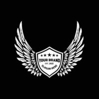 Premium-weiße Flügel-Abzeichen-Schild-Emblem-Logo-Design-Vektor isoliert auf schwarzem Hintergrund vektor