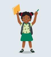 Fröhliche kleine afrikanische Studentin mit Rucksack, die Buch und Stift hält und sich freut, wieder zur Schule zu gehen vektor