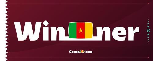 Kamerun-Flagge mit Siegerslogan auf Fußballhintergrund. vektorillustration des world football 2022 turniers vektor