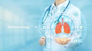 pulmonology medicin begrepp. respiratorisk systemet undersökning och behandling. läkare innehav i hand de hologram av lungor och medicinsk ikoner nätverk förbindelse på virtuell skärm. vektor illustration.